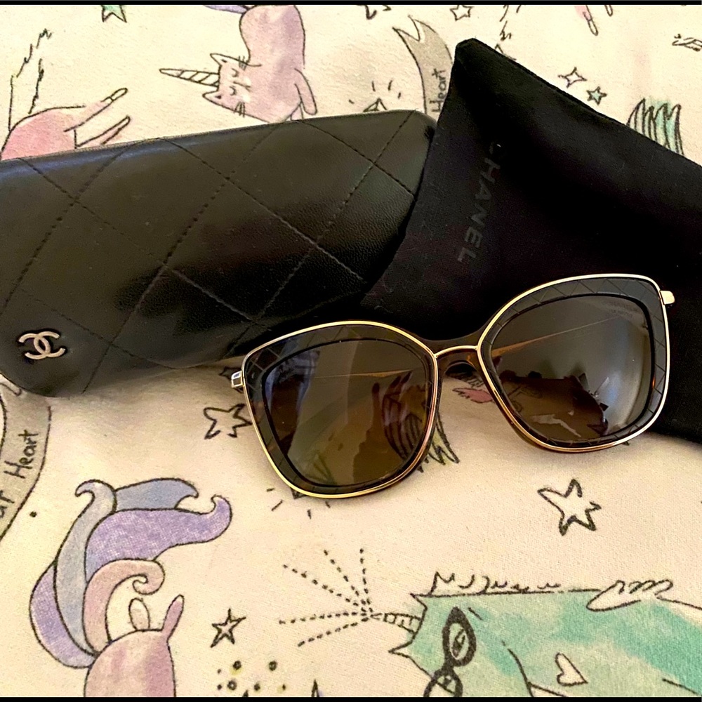 Chanel sunglasses 🕶 like new